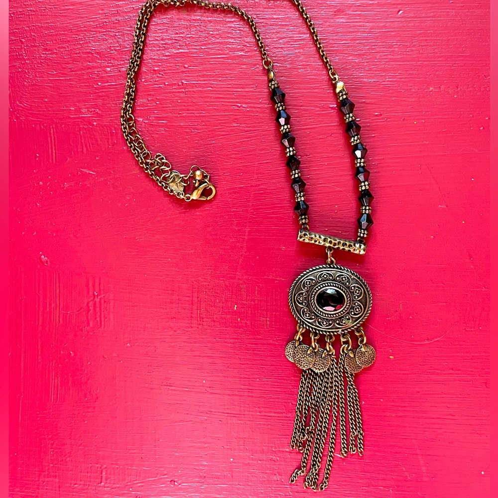Express antique gold with black necklace